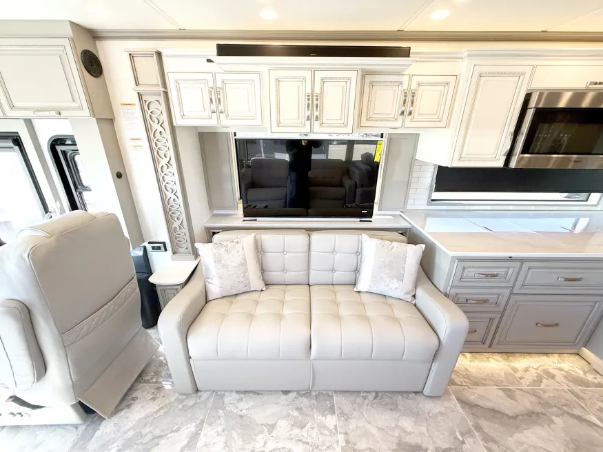 2026 Newmar Essex 4551 | Photo 8 of 33