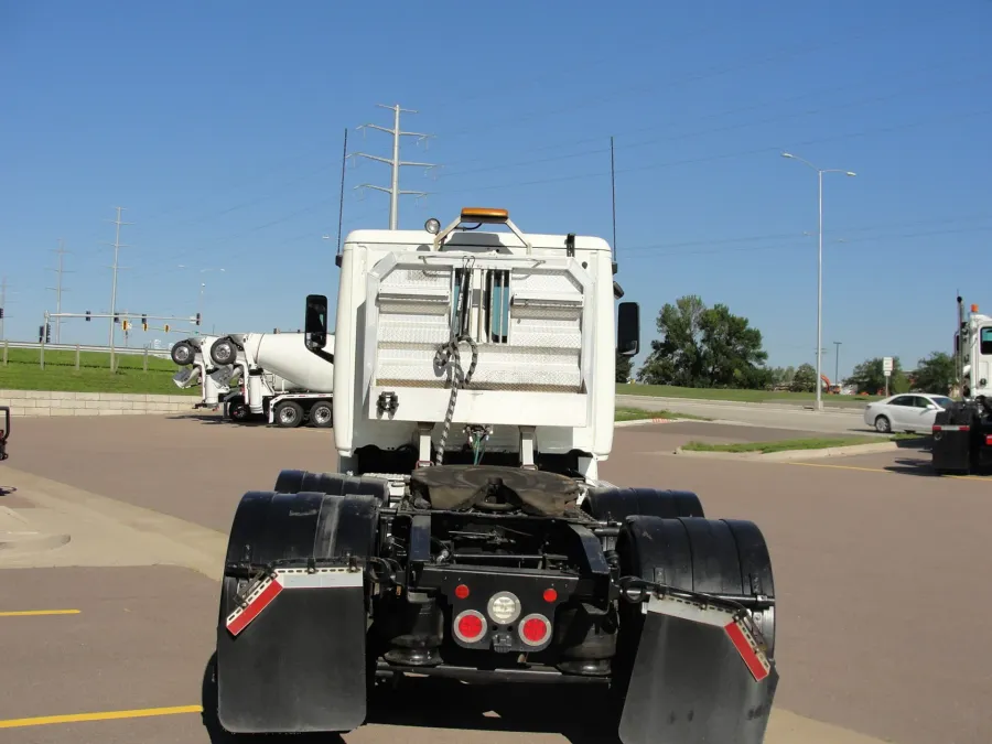 2020 Freightliner Cascadia 126 | Photo 3 of 16