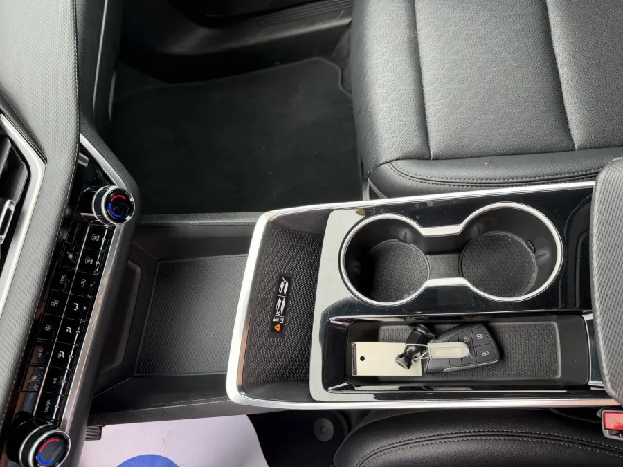 2025 Chevrolet Equinox AWD LT | Photo 13 of 18