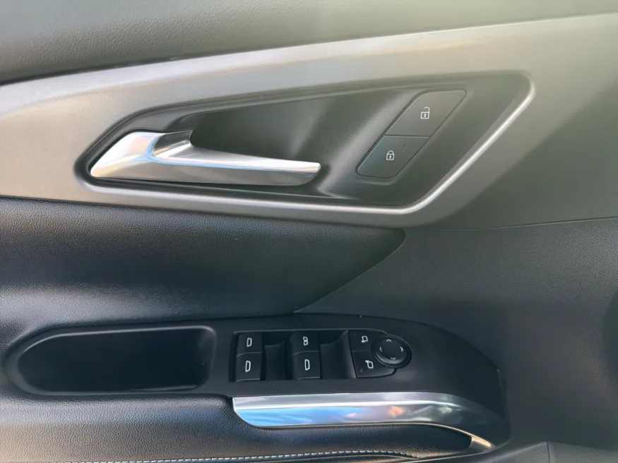 2025 Chevrolet Traverse AWD LT | Photo 14 of 22