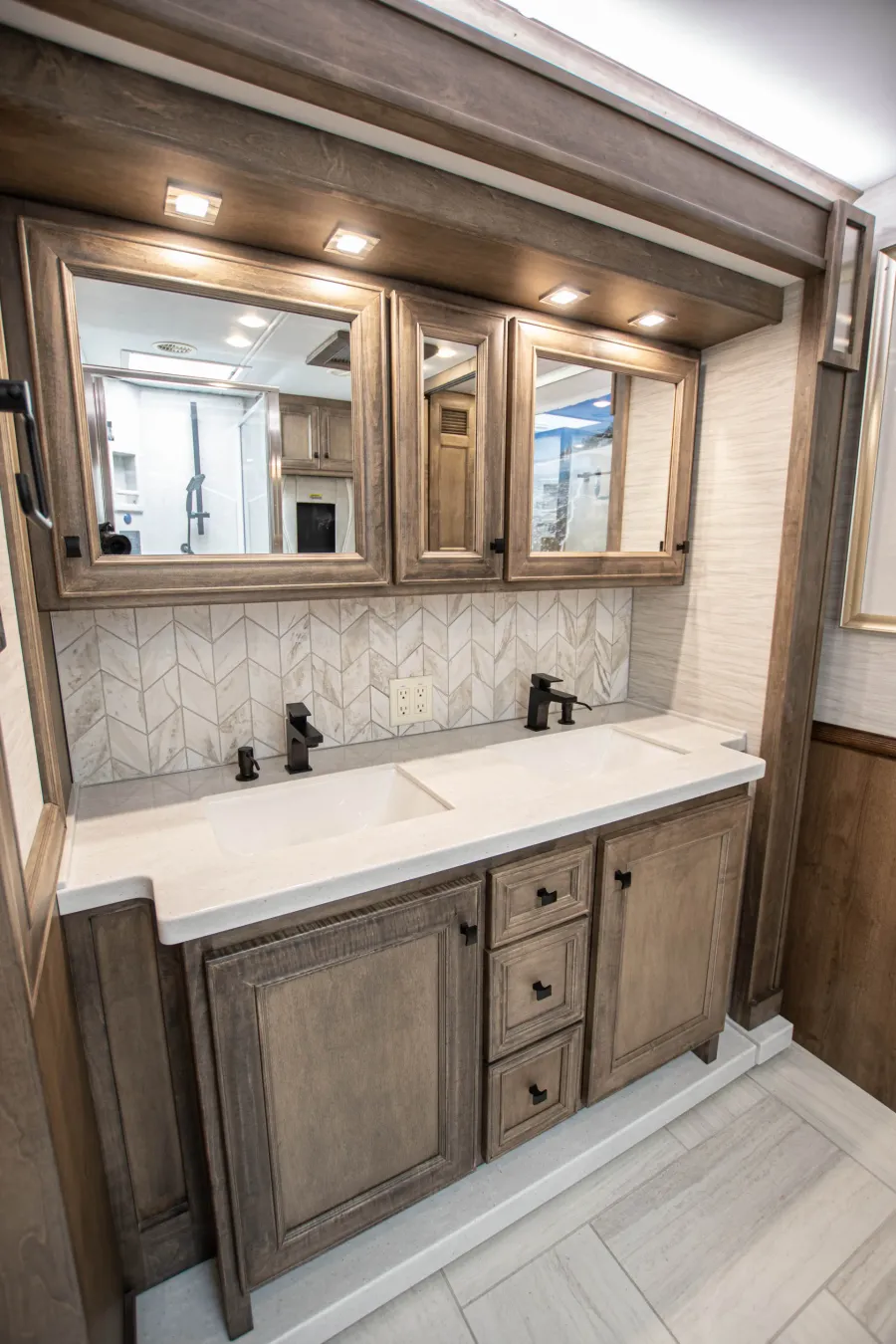 2026 Tiffin Phaeton 44OH | Photo 26 of 31