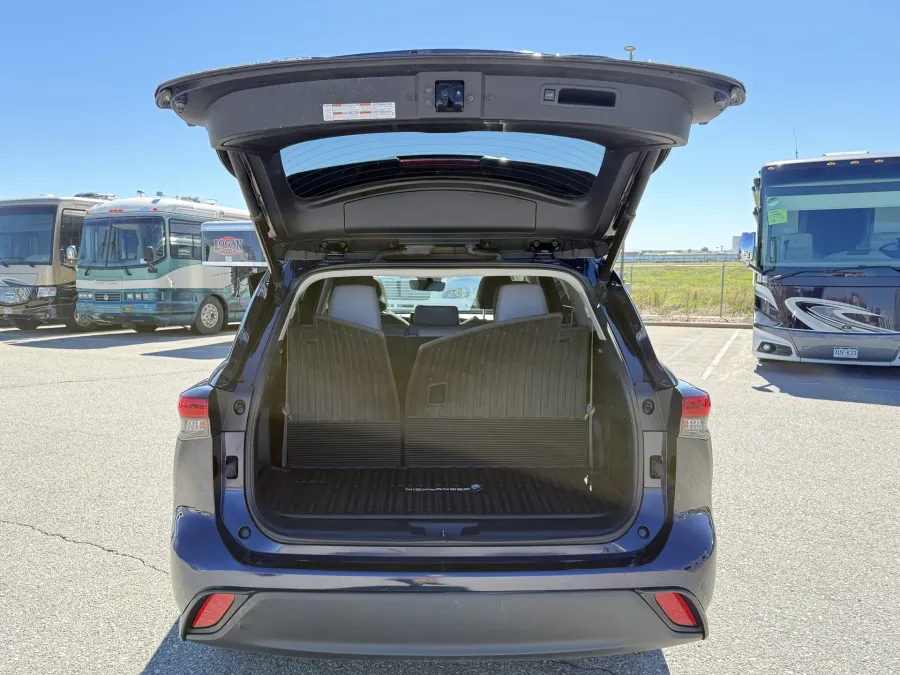 2021 Toyota Highlander XLE | Photo 14 of 22