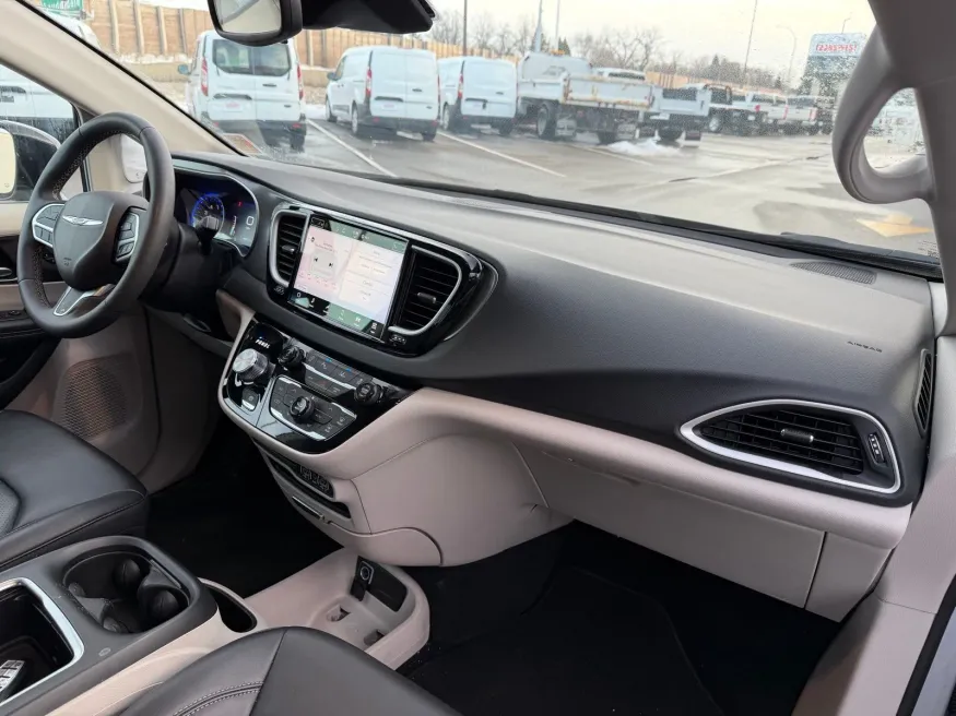 2024 Chrysler Pacifica | Photo 22 of 24