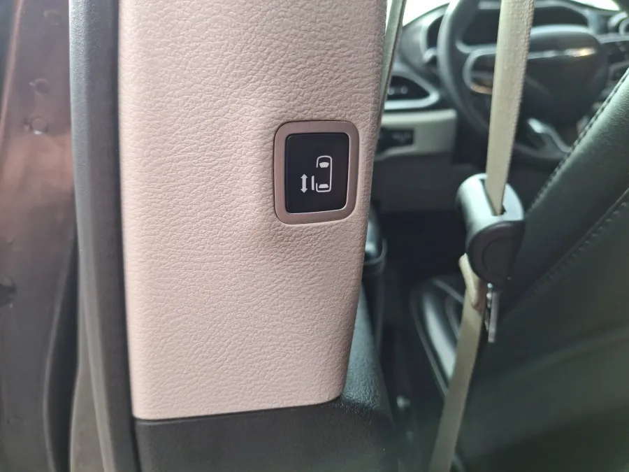2023 Chrysler Pacifica Touring L | Photo 15 of 23