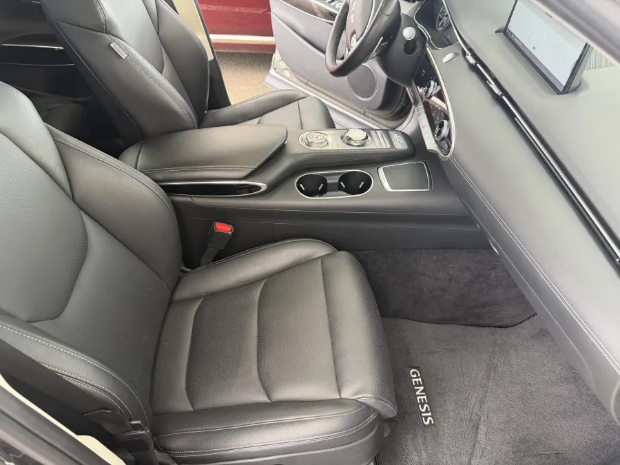 2025 Genesis GV70 2.5T | Photo 10 of 19