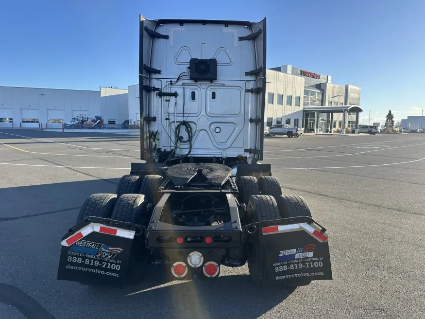 2023 Freightliner Cascadia | Photo 6 of 21