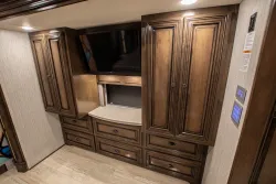 2019 Newmar Dutch Star 4369 | Thumbnail Photo 27 of 31