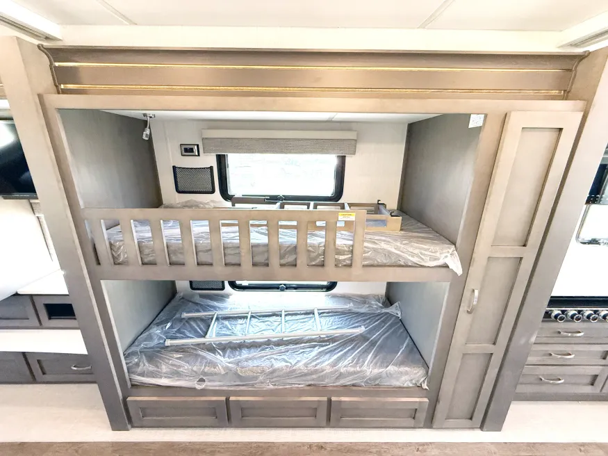 2027 Newmar Bay Star 3640 | Photo 16 of 31