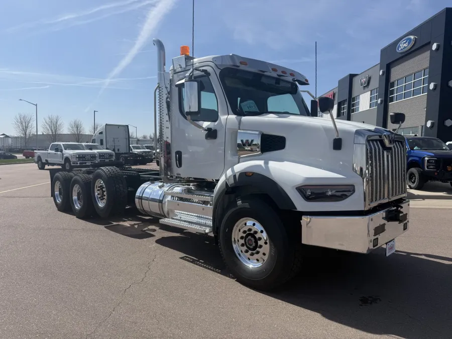2027 Western Star 49X | Photo 3 of 12