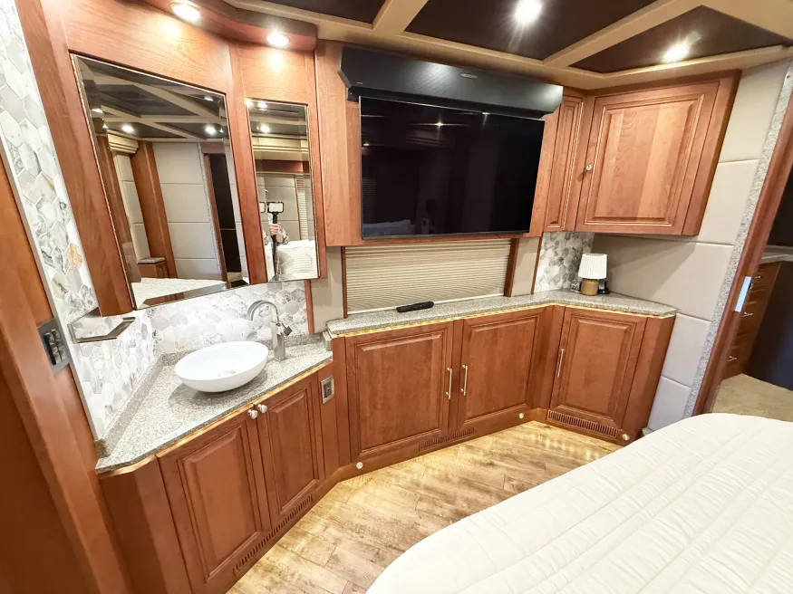 2017 Emerald Prevost X3-45 Double Slide | Photo 19 of 34