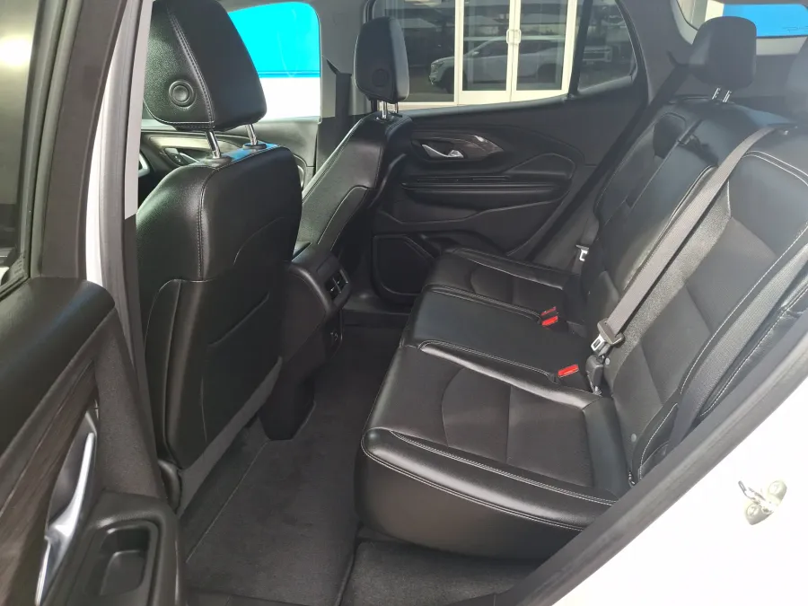 2024 GMC Terrain SLT | Photo 10 of 21