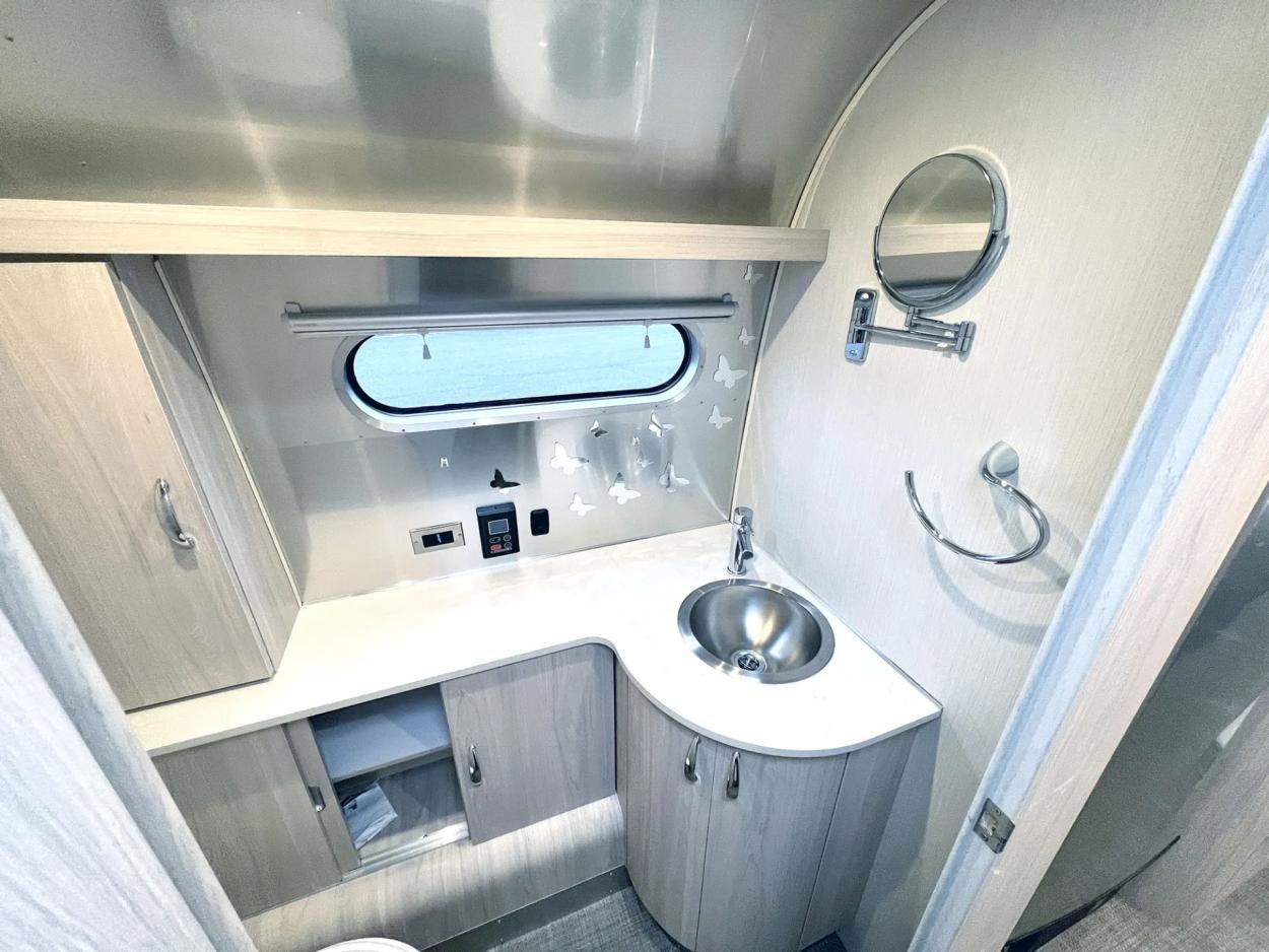 2021 Airstream Globetrotter 30RB | Photo 13 of 21