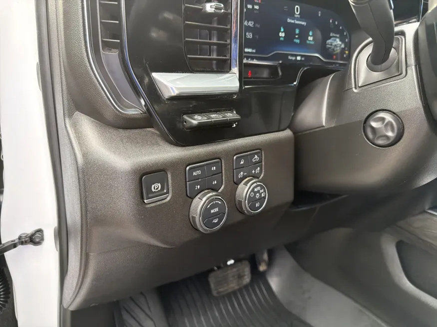 2024 Chevrolet Silverado 1500 LTZ | Photo 13 of 20