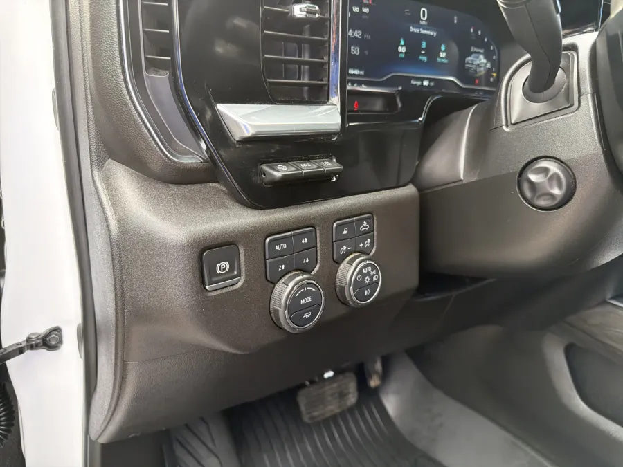 2024 Chevrolet Silverado 1500 LTZ | Photo 13 of 20