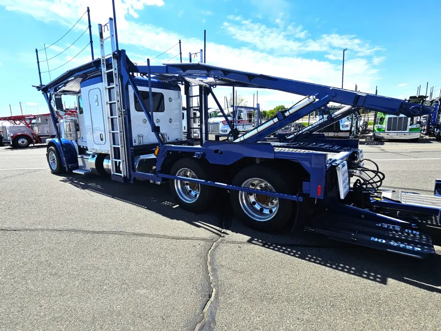 2023 Peterbilt 389 | Photo 15 of 34