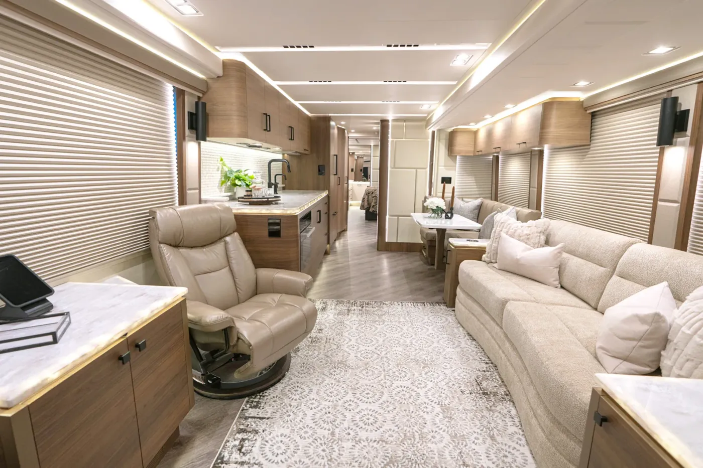 2026 Emerald Luxury Coaches Prevost H3-45 Triple Slide | Photo 4 of 20