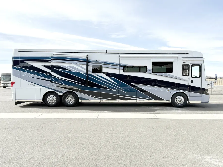 2026 Newmar Essex 4569 | Photo 3 of 5