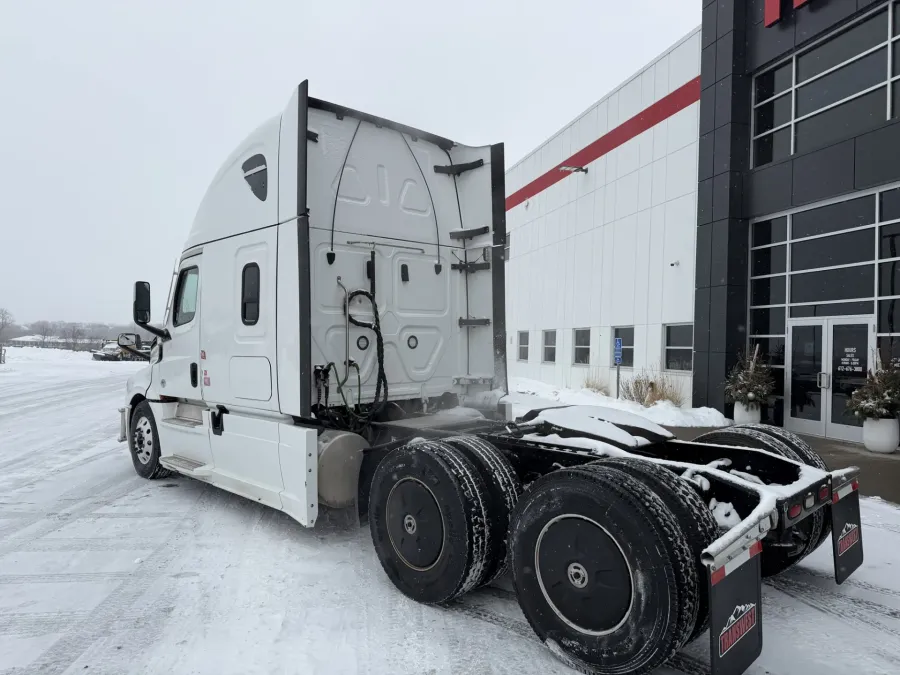 2022 Freightliner Cascadia | Photo 4 of 11