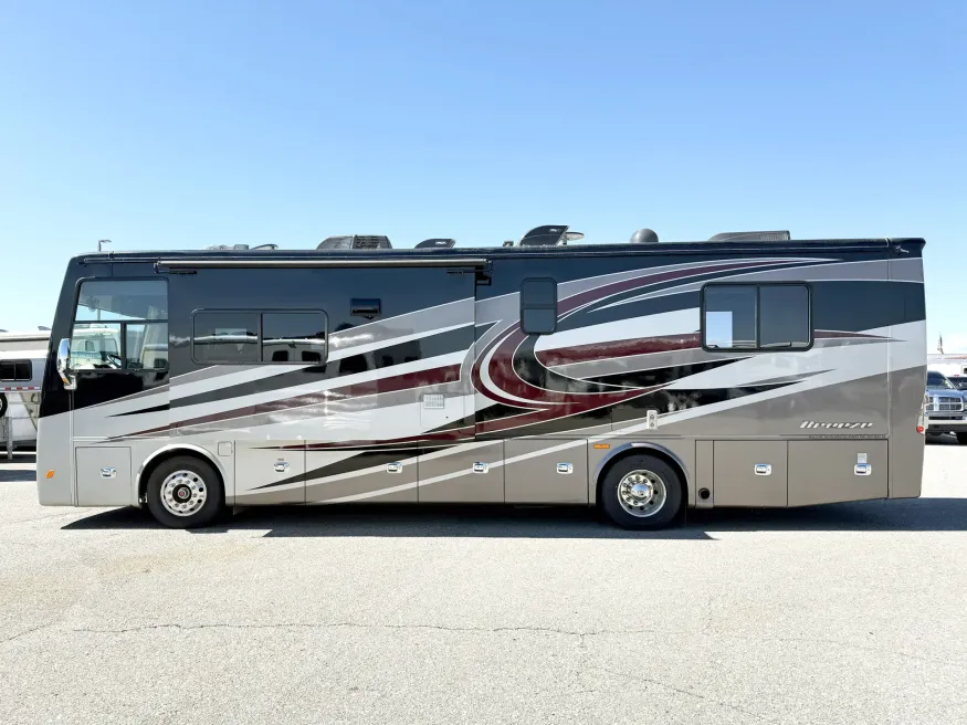 2017 Tiffin Allegro Breeze 32BR | Photo 18 of 27