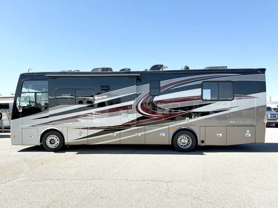 2017 Tiffin Allegro Breeze 32BR | Photo 18 of 27