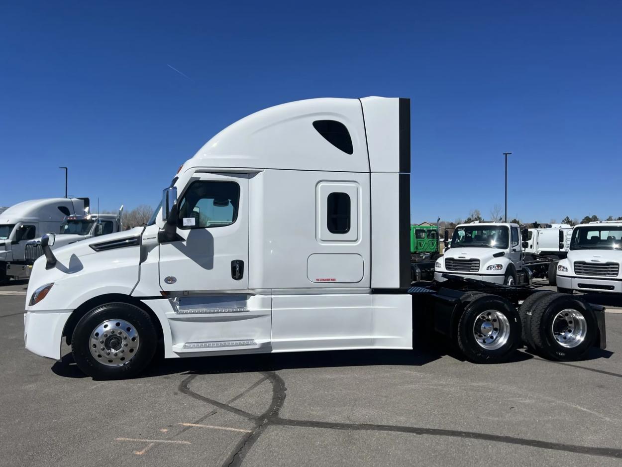 2022 Freightliner Cascadia 126 | Photo 3 of 14