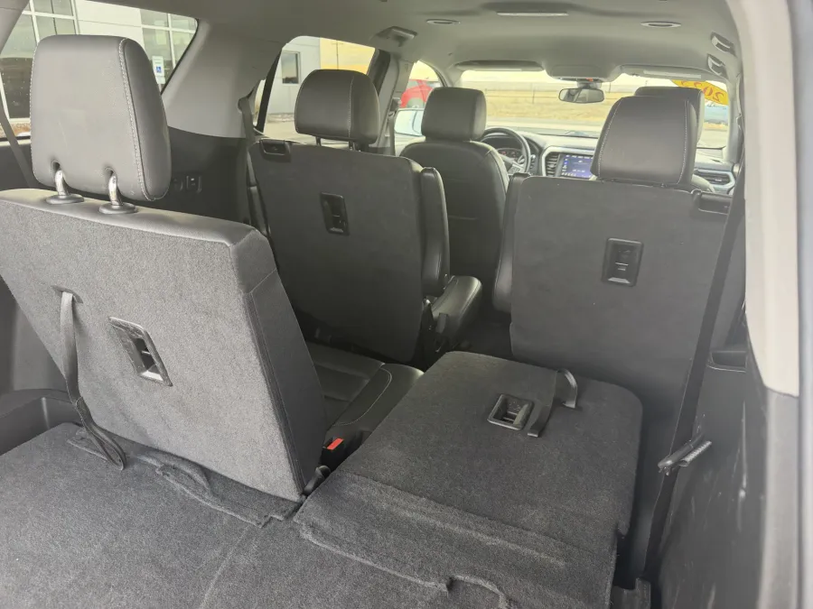 2023 GMC Acadia SLT | Photo 8 of 22