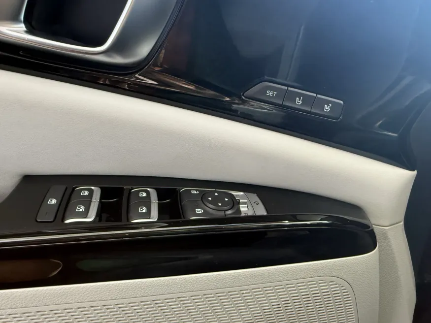 2022 Kia Carnival SX Prestige | Photo 25 of 28