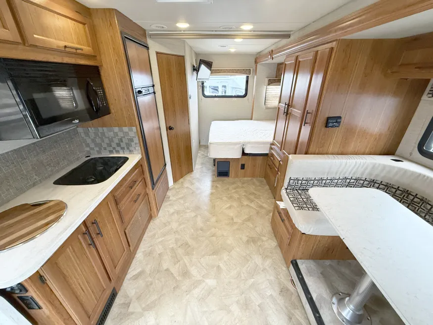 2017 Jayco Melbourne 24LP | Photo 3 of 21