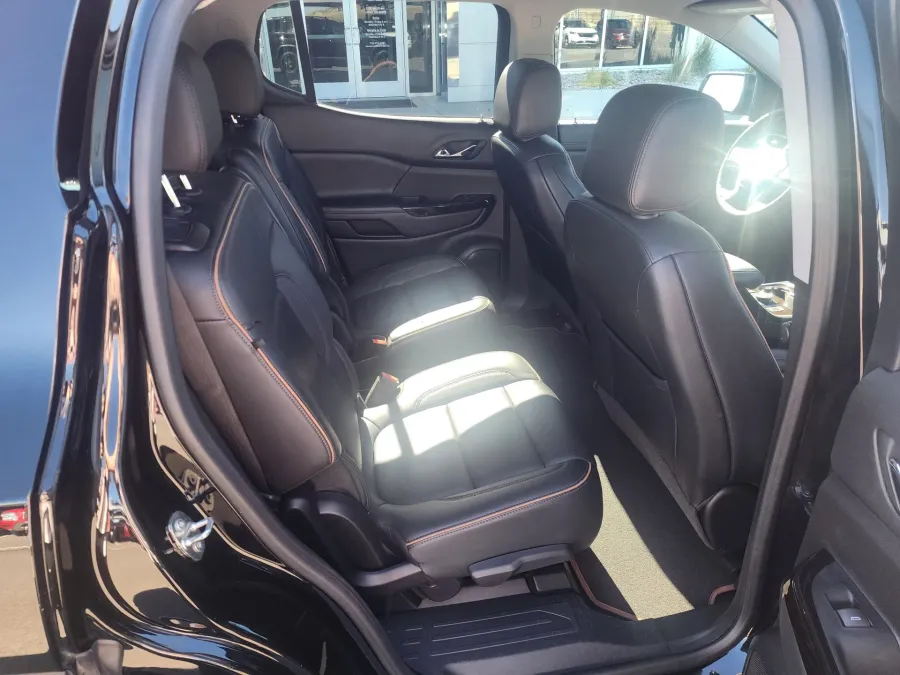 2023 GMC Acadia AT4 | Photo 16 of 29