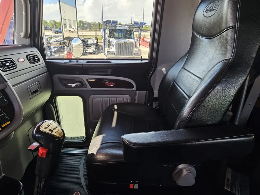 2020 Peterbilt 389 | Photo 29 of 35