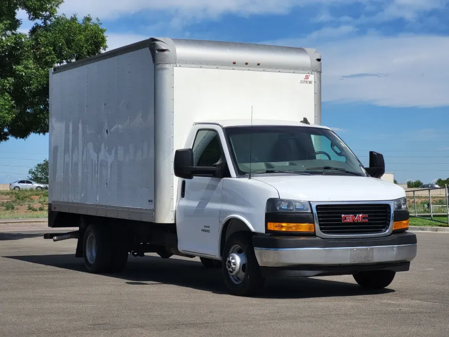 2018 GMC Savana Commercial Cutaway CUTWAY | Photo 2 of 20
