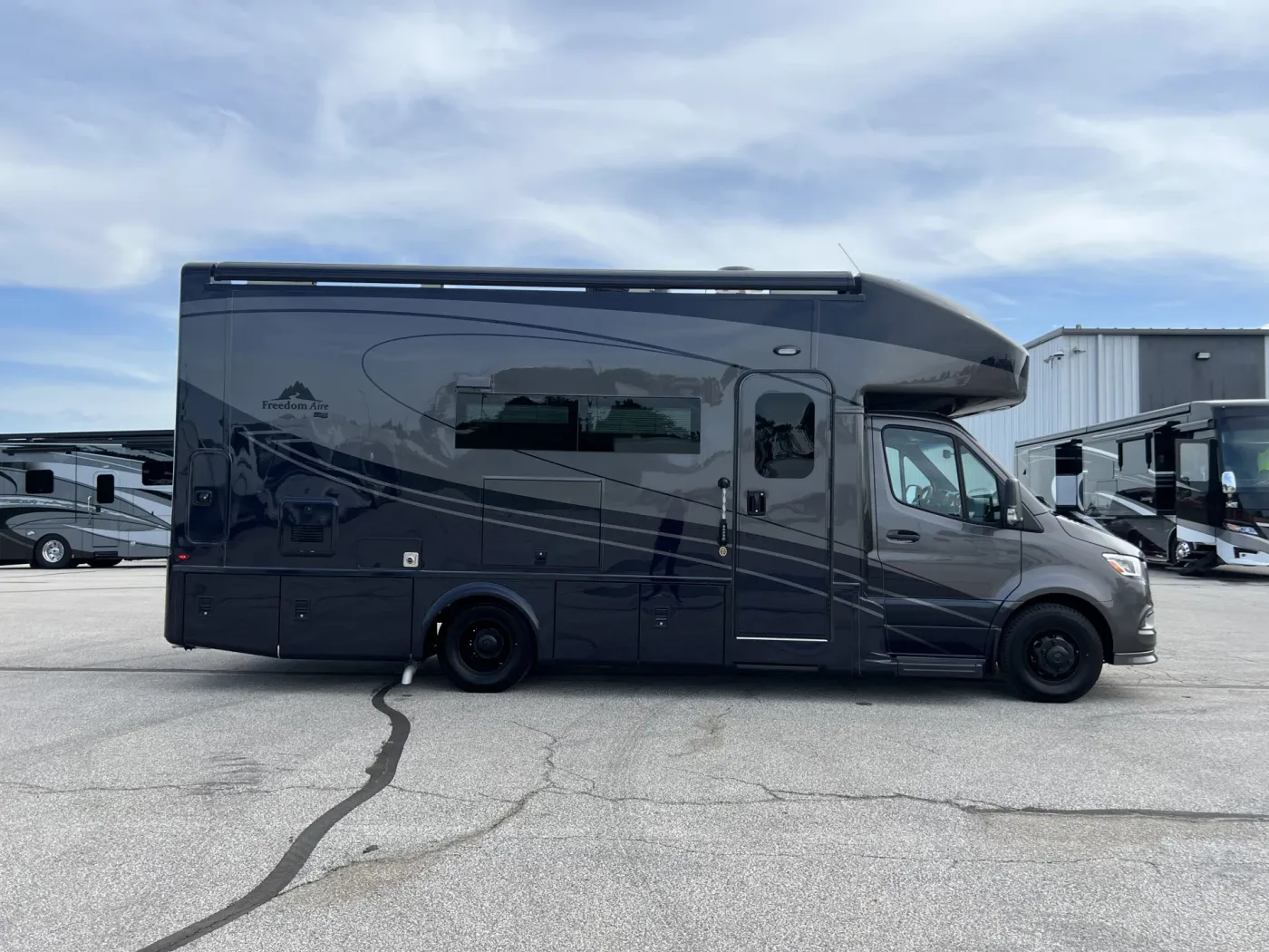 2026 Newmar Freedom Aire 2515 | Photo 3 of 32
