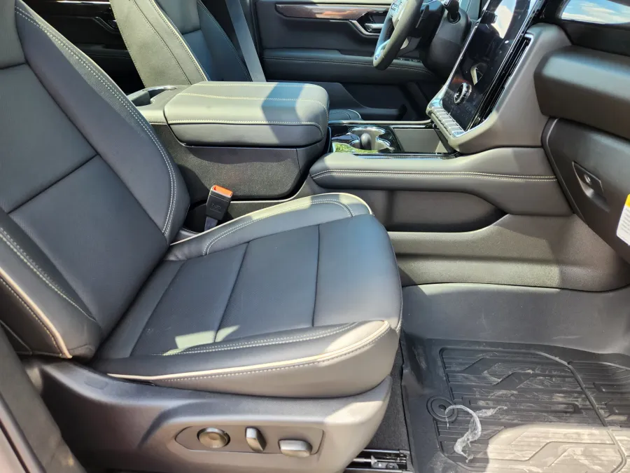 2025 GMC Yukon XL Elevation | Photo 20 of 33