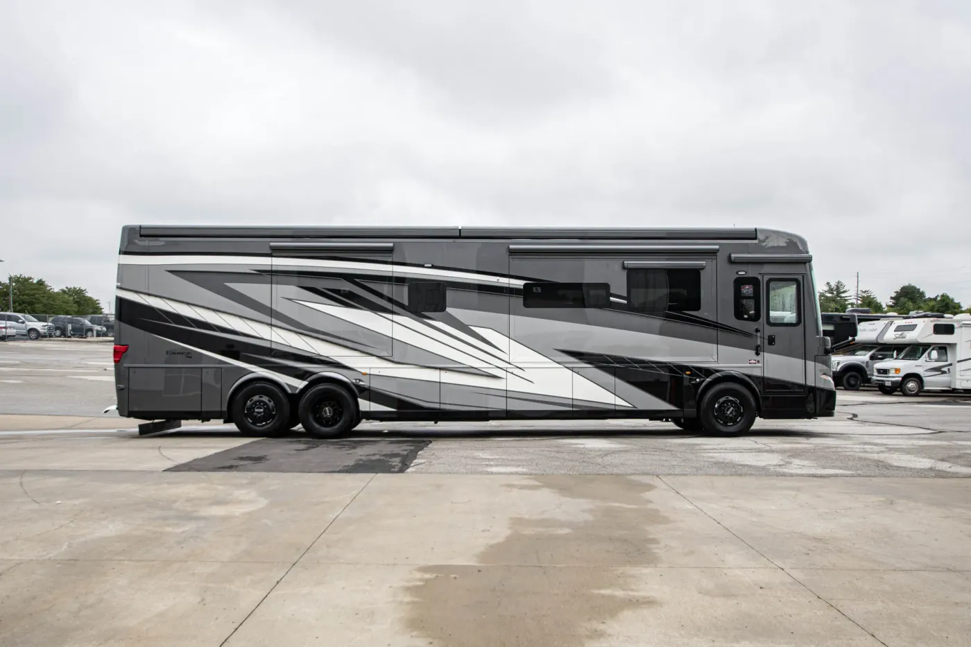 2026 Newmar Essex 4569 | Photo 4 of 35