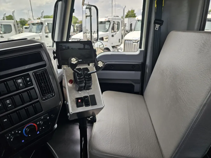 2024 Mack GU813 | Photo 10 of 17