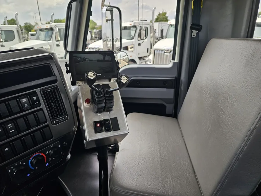 2024 Mack GU813 | Photo 10 of 17