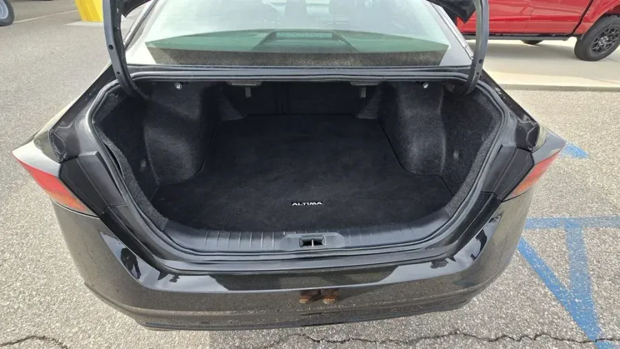 2024 Nissan Altima | Photo 8 of 27