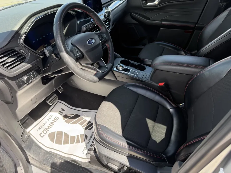 2024 Ford Escape ST-Line | Photo 16 of 24