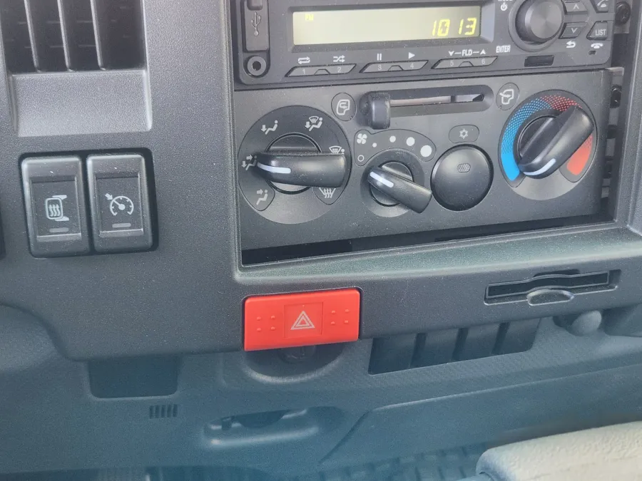 2025 Isuzu NRR | Photo 16 of 21