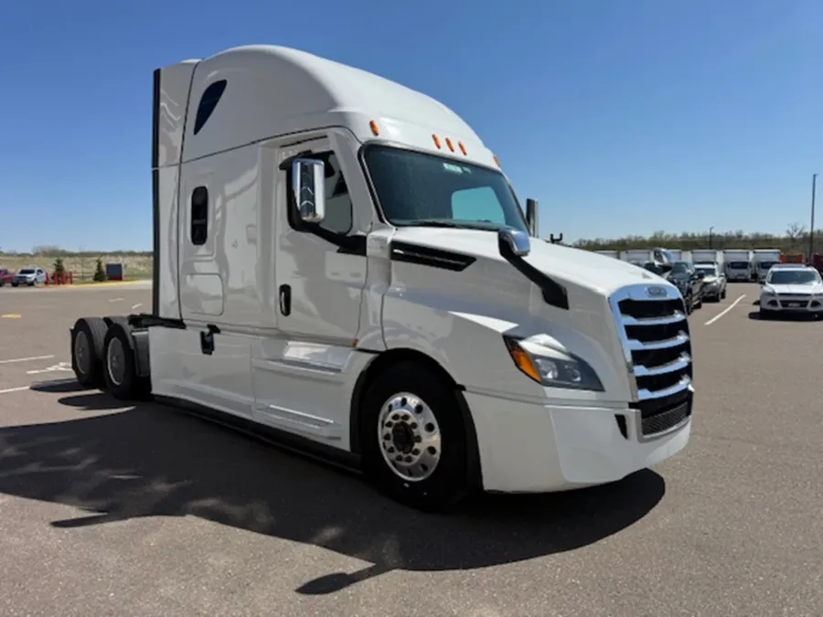 2023 Freightliner Cascadia | Photo 7 of 16