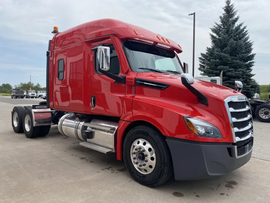 2025 Freightliner Cascadia | Photo 1 of 17