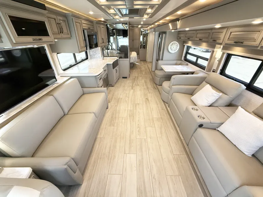 2025 Newmar Dutch Star 4369 | Photo 4 of 33