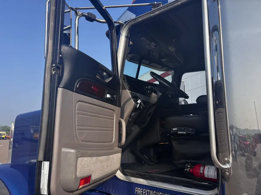 2022 Peterbilt 389 | Photo 10 of 18