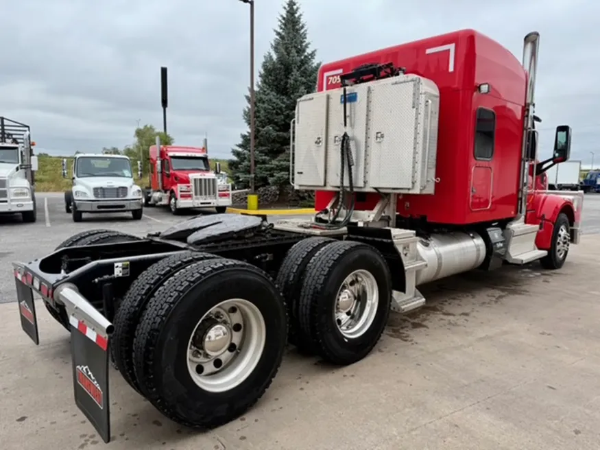 2022 Peterbilt 567 | Photo 8 of 18