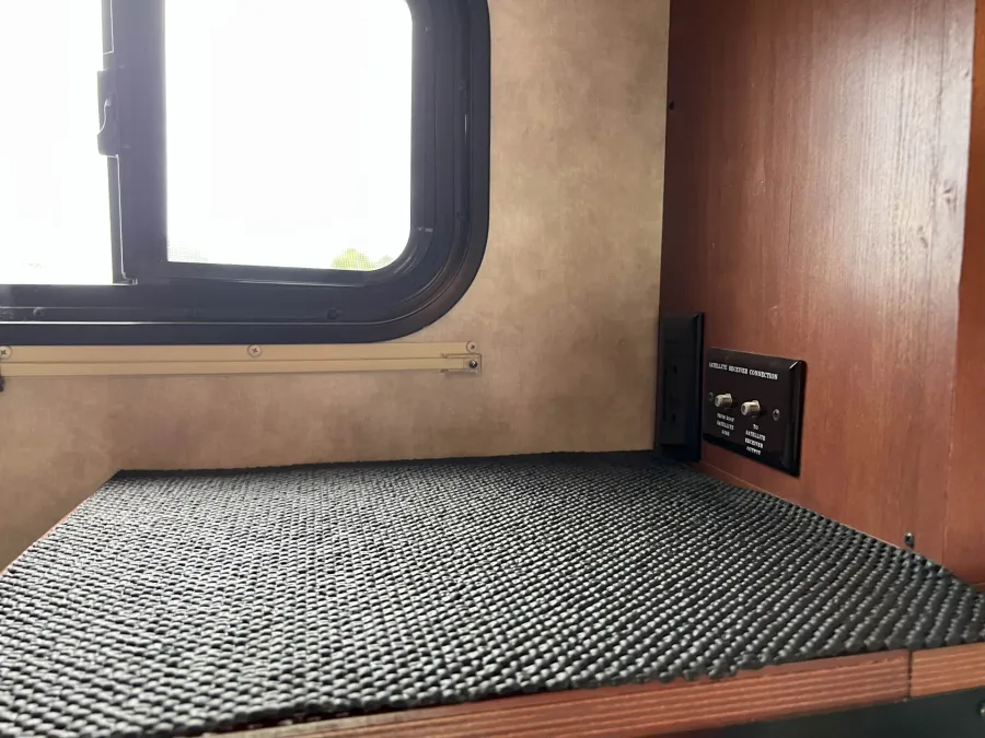 2014 Winnebago Access 31J | Photo 13 of 38