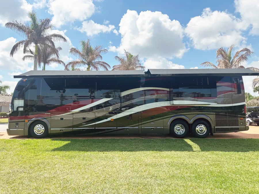 2023 Emerald Luxury Coaches Prevost H3-45 Triple Slide | Photo 35 of 41