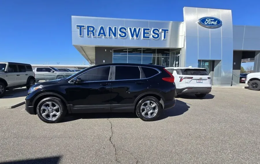 2017 Honda CR-V | Photo 1 of 28