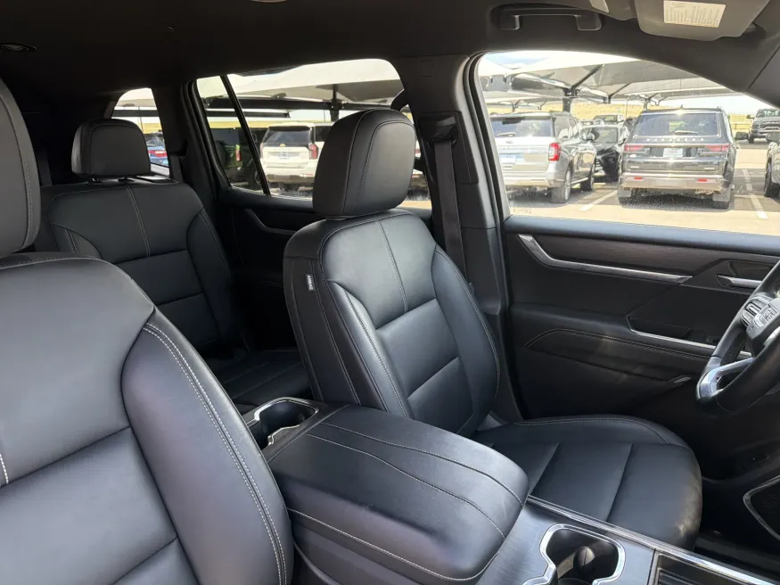 2024 GMC Acadia AWD Elevation | Photo 17 of 25