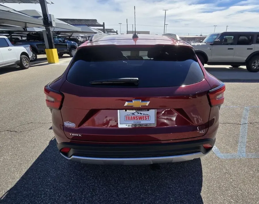 2025 Chevrolet Trax | Photo 7 of 27