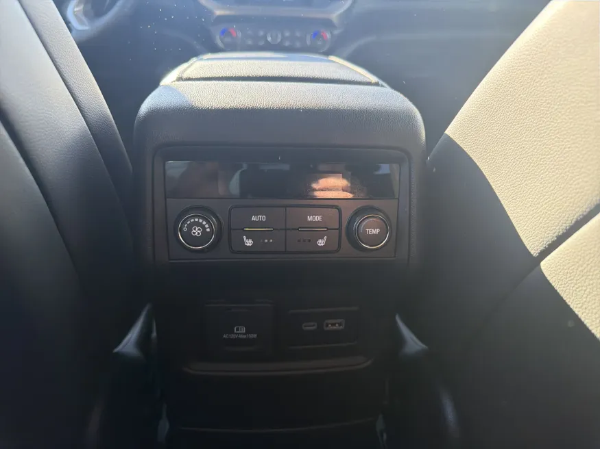 2023 GMC Acadia AT4 | Photo 12 of 24